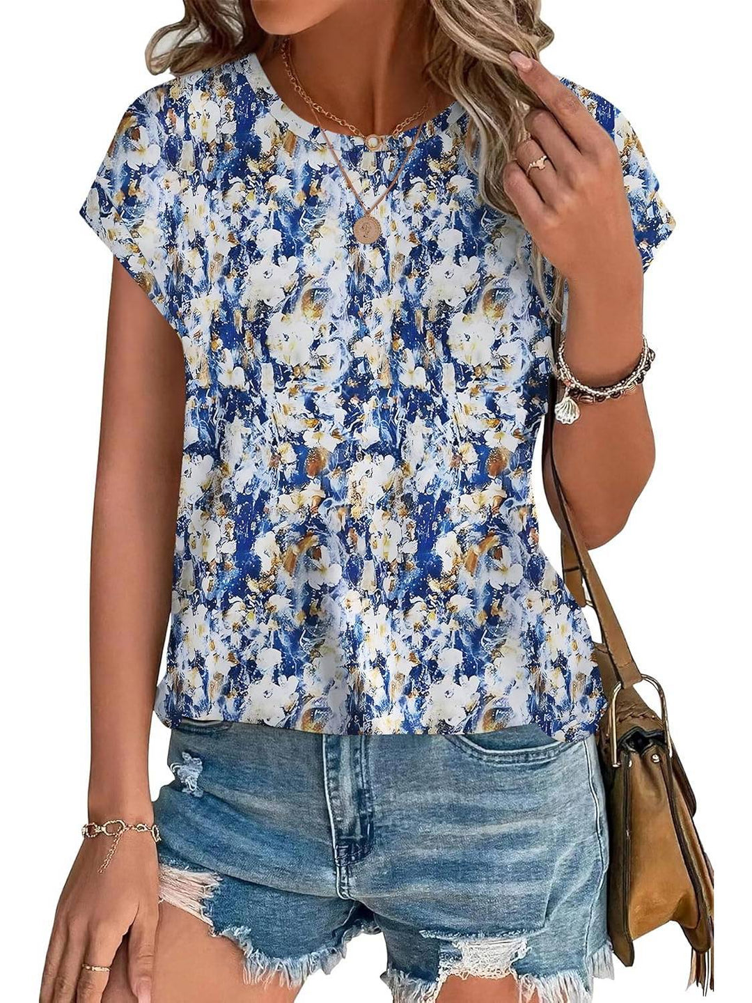 Relaxed fit women's top with a beautiful leaf print, ideal for comfortable everyday wear.