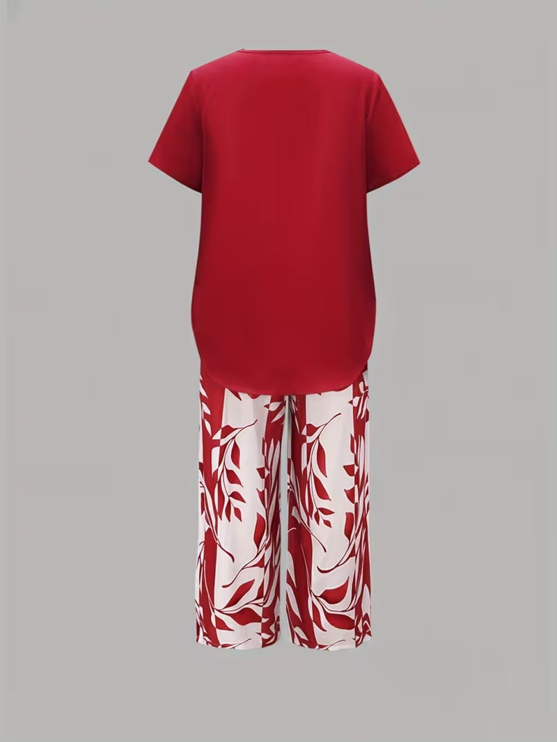 Womens summer fashion: leaf print short sleeve top & cropped pants matching set. Effortless style.