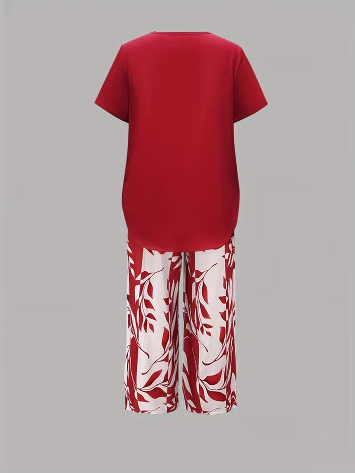 Womens summer fashion: leaf print short sleeve top & cropped pants matching set. Effortless style.