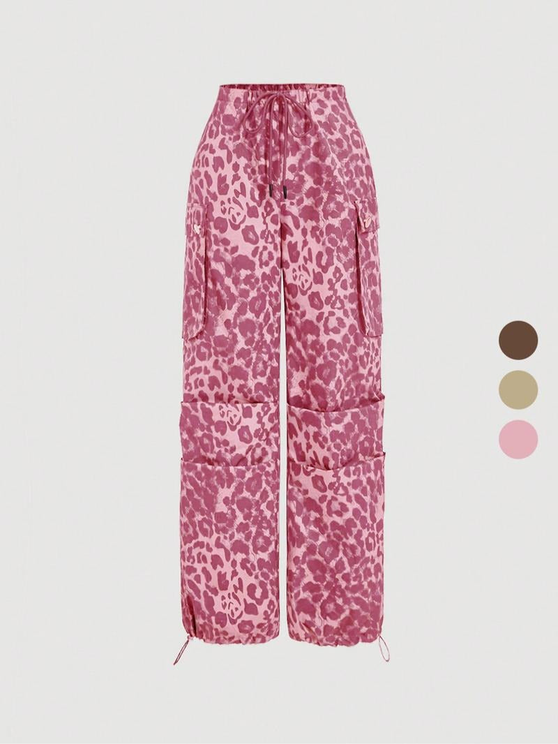 Trendy women's leopard cargo trousers. Wide-leg patterned pants offering a comfortable and chic casual style.