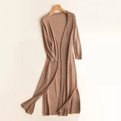 Comfortable women's lightweight long cardigan. Relaxed fit, long sleeve, ideal for everyday casual wear.