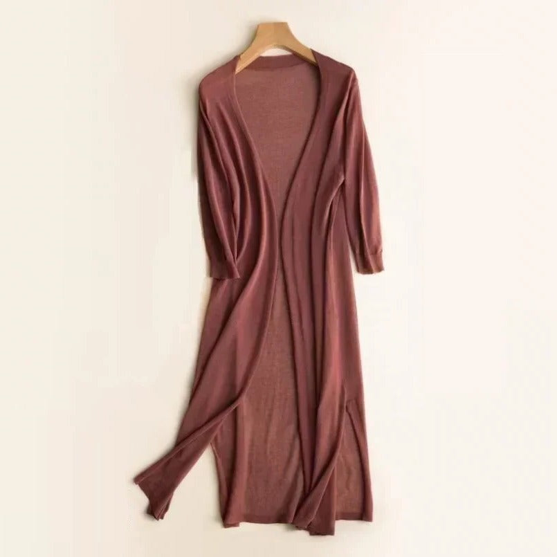 Fashionable women's lightweight long cardigan. Open front, comfortable, ideal for versatile everyday wear.