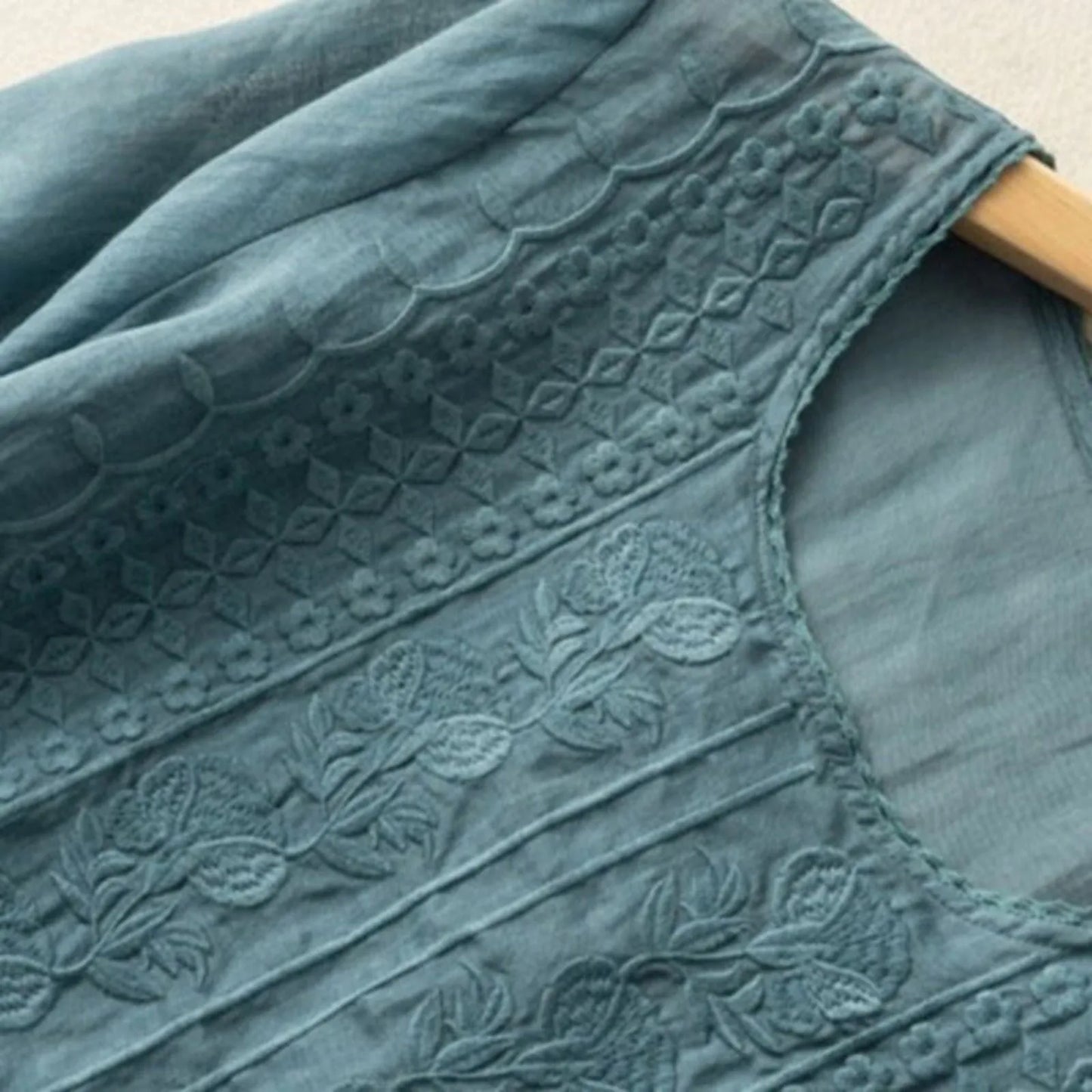 Elegant women's Élira blouse with a relaxed fit, ideal for chic casual wear & everyday comfort.