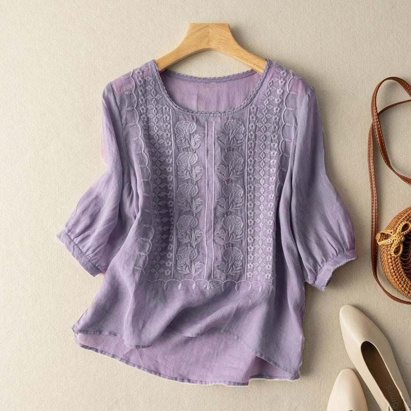 Chic women's Élira lightweight blouse, offering everyday comfort and elegant summer style.