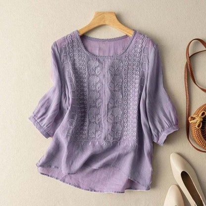 Chic women's Élira lightweight blouse, offering everyday comfort and elegant summer style.