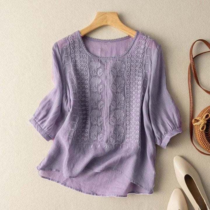 Chic women's Élira lightweight blouse, offering everyday comfort and elegant summer style.