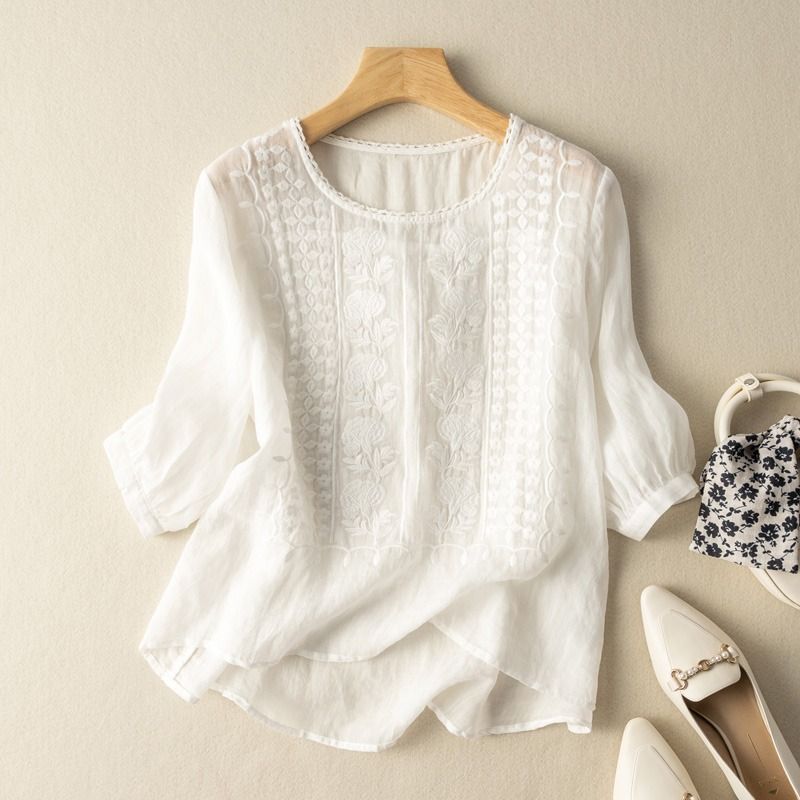 Versatile women's Élira lightweight top, great for casual wear, summer fashion & warm weather.