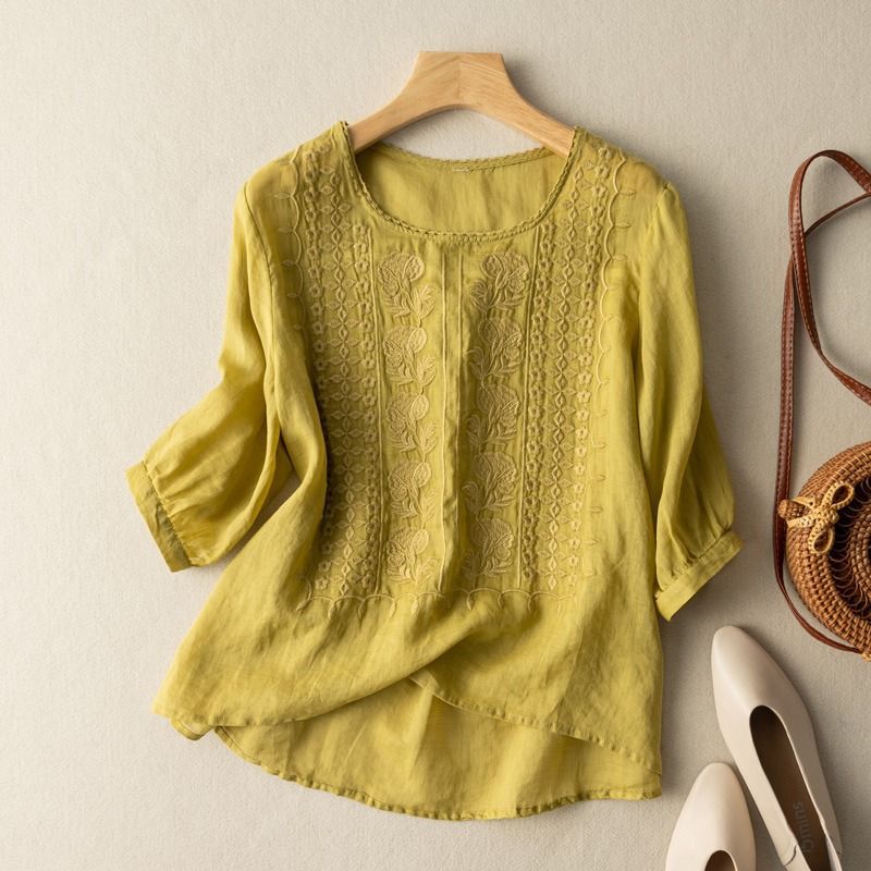 Élira women's lightweight blouse, a breathable, relaxed-fit top for comfortable summer style.