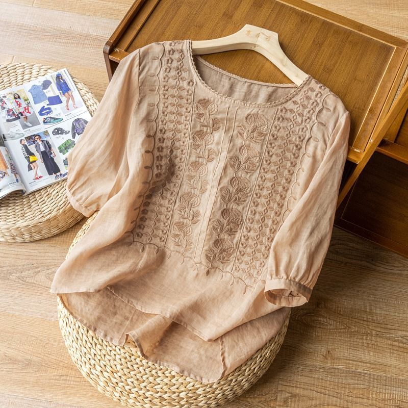 Comfortable & elegant women's Élira lightweight blouse, a chic, breathable top for versatile summer wear.