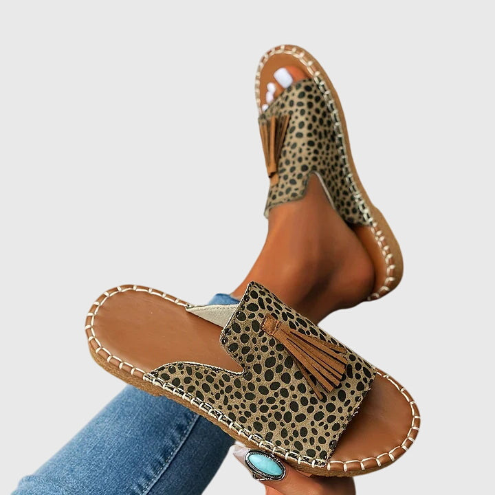 Close-up: Lorraine women's orthopedic sandals featuring cushioned insole & arch support.