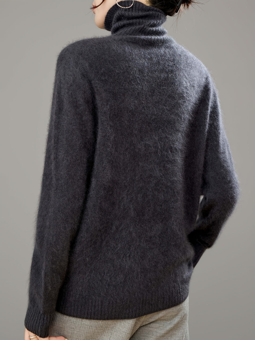 Stylish women's turtleneck sweater for versatile winter fashion. A cozy, elegant piece for everyday comfort.