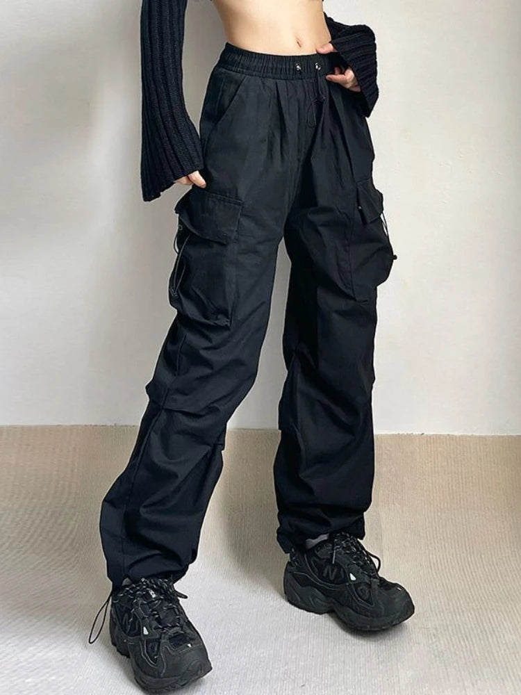 Stylish women's Metropolitan cargo pants, oversized fit, perfect for casual and comfortable everyday wear.