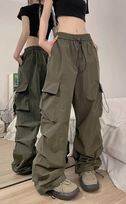 Streetwear women's cargo pants, oversized and relaxed fit, with practical utility pockets for urban fashion.