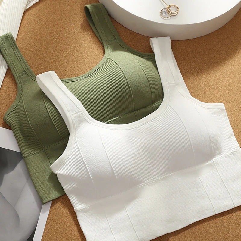 Supportive women's workout bra, Motion Core seamless ribbed design. Ideal for fitness activewear.