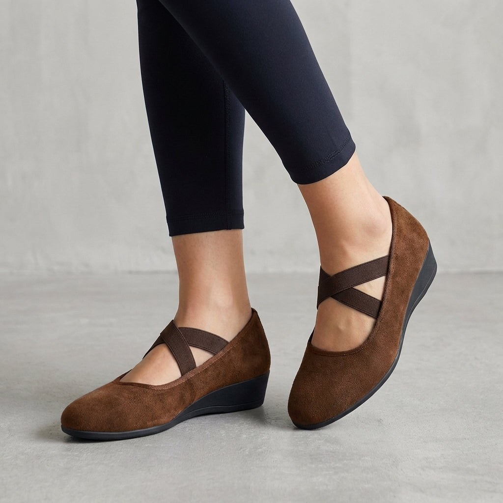 Comfortable women's wedge flats with criss-cross straps, ideal for versatile summer wear. Orthopedic support.