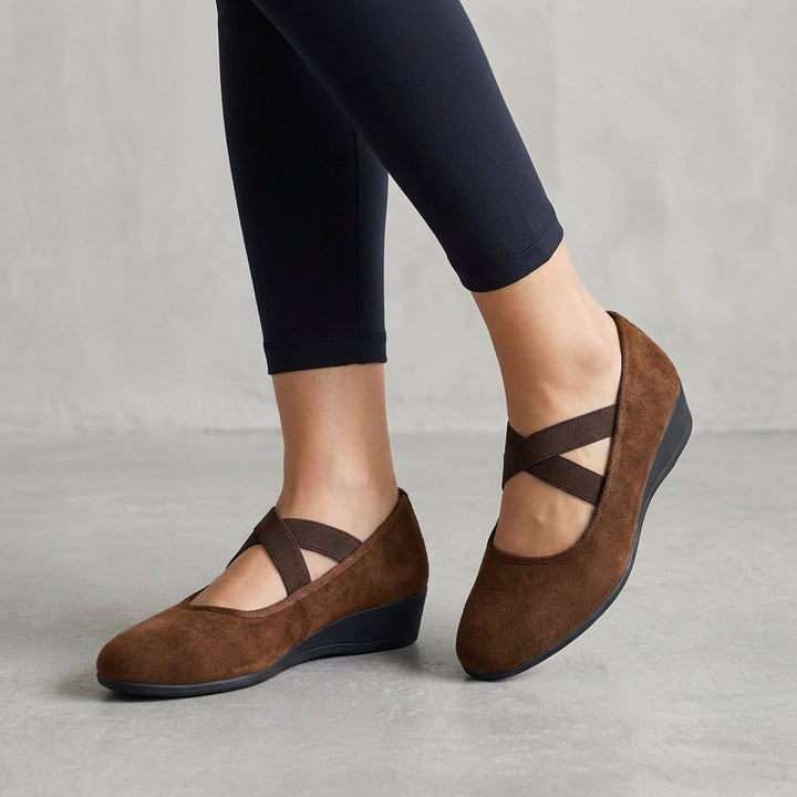 Comfortable women's wedge flats with criss-cross straps, ideal for versatile summer wear. Orthopedic support.