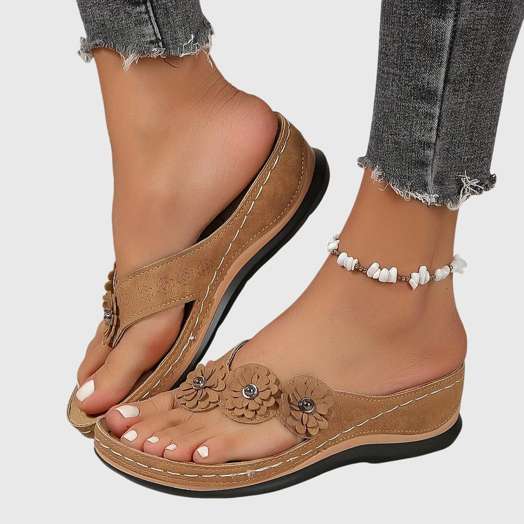 Stylish women's beachwear: casual flip flops with advanced arch support & shock absorption.