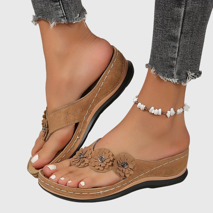 Stylish women's beachwear: casual flip flops with advanced arch support & shock absorption.