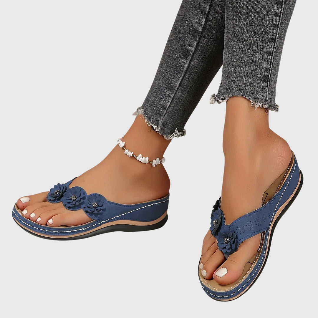 Casual women's orthopedic footwear, ideal for beach or daily wear, with arch comfort.