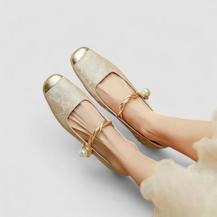 A pair of women's orthopedic Mary Jane shoes, low block heel, vintage look, comfortable for daily wear.