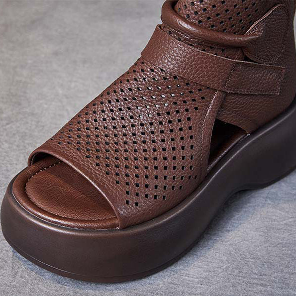 Women's walking sandals with superior arch & foot support, ensuring comfort for long days.