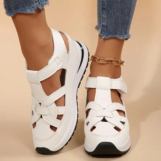 Women's orthopedic sandals with arch support for comfort. Ideal for everyday walking.