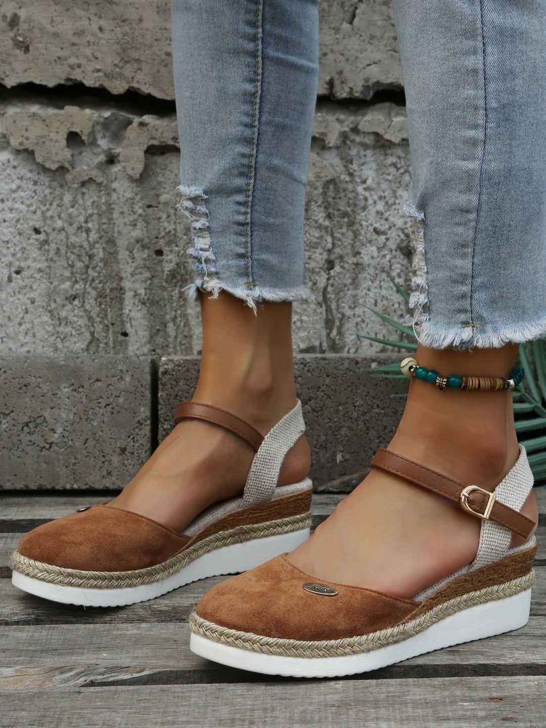 Women's orthopedic sandals with cushioned arch support, perfect for comfortable summer walking.