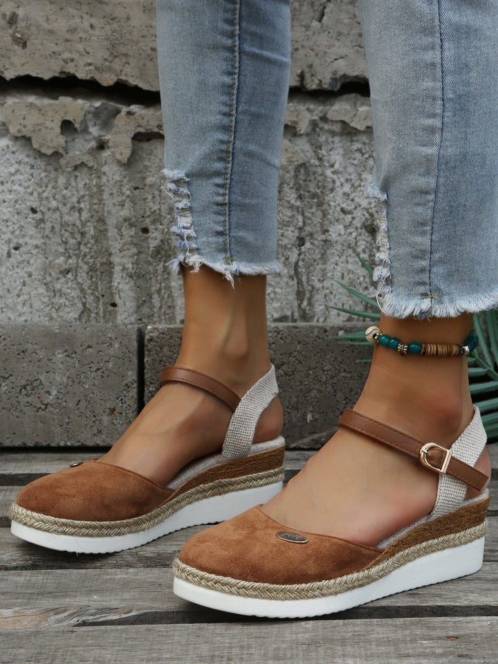 Women's orthopedic sandals with cushioned arch support, perfect for comfortable summer walking.