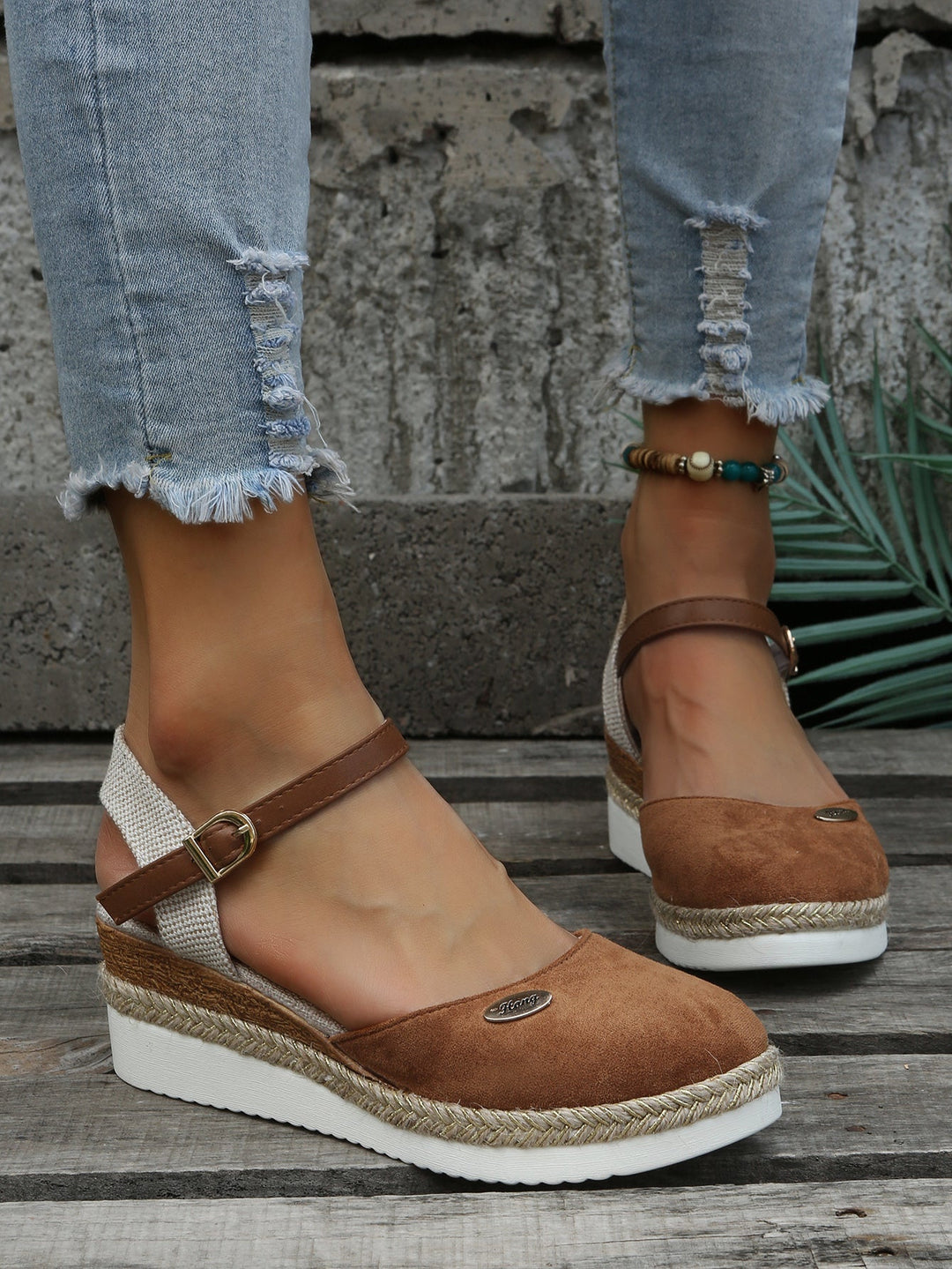 Comfortable women's orthopedic sandals, designed with cushioned support for everyday casual wear.
