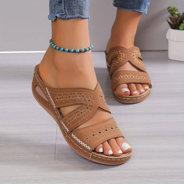 Walking women's sandals featuring orthopedic arch support and slip-resistant design for summer comfort.
