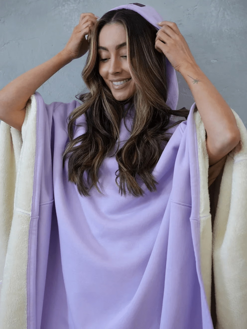 Oversized women's cozy sweatshirt, ideal for lounge & winter fashion comfort.