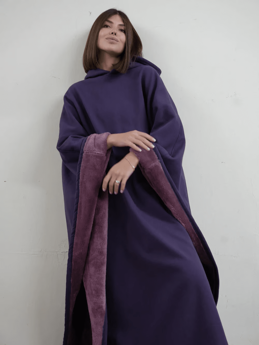 Versatile women's oversized hoodie, soft comfort wear for relaxation & lounge.