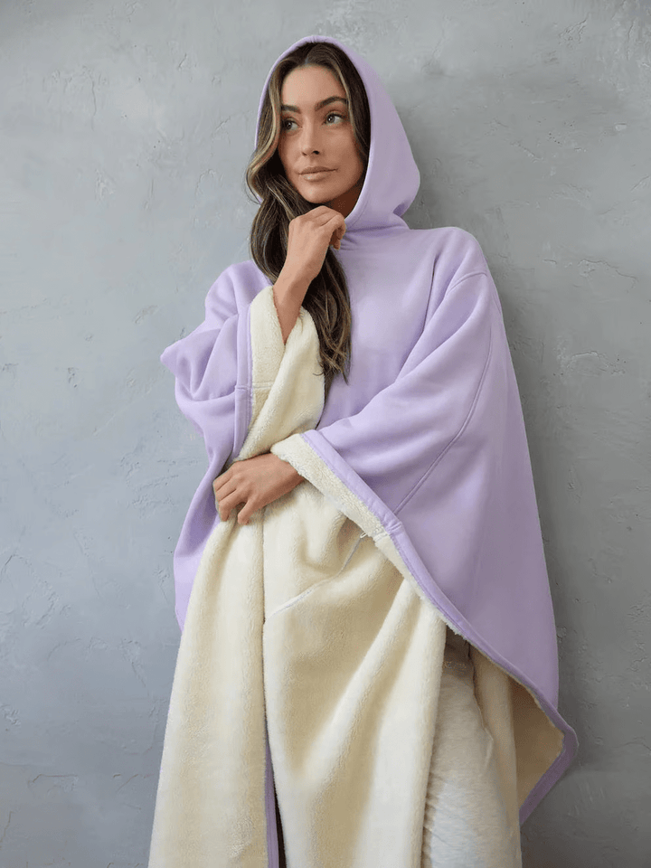 Winter comfort: women's oversized soft hoodie, ideal for cozy relaxation.
