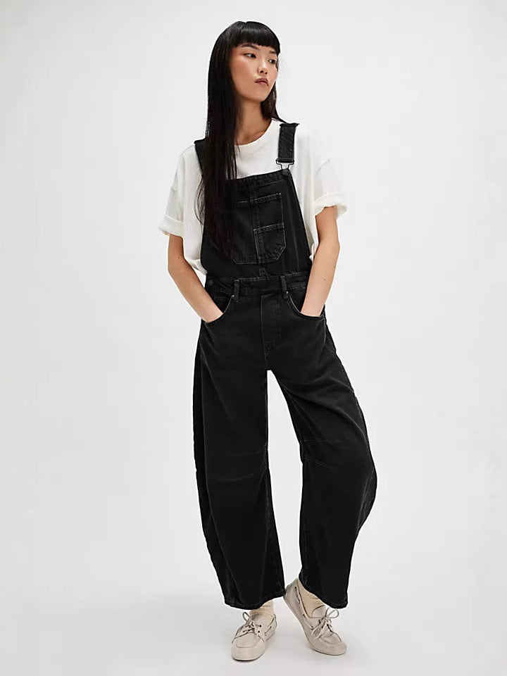 Comfortable women's oversized overalls, relaxed fit jumpsuit with adjustable straps for casual wear.