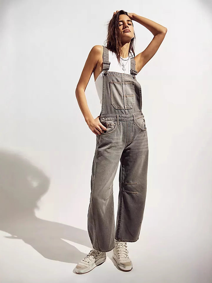 Stylish women's oversized overalls featuring practical utility pockets and adjustable straps for casual fashion.