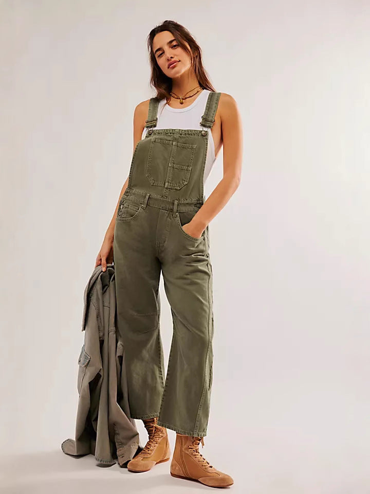 Model wearing comfortable oversized women's overalls, relaxed fit, ideal for casual everyday style.