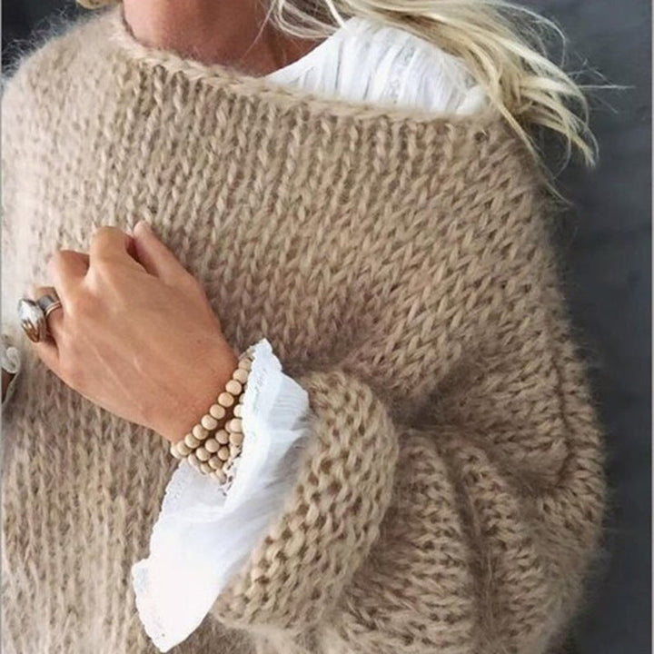 Soft knit long sleeve women's oversized jumper, relaxed fit casual top for everyday comfort.