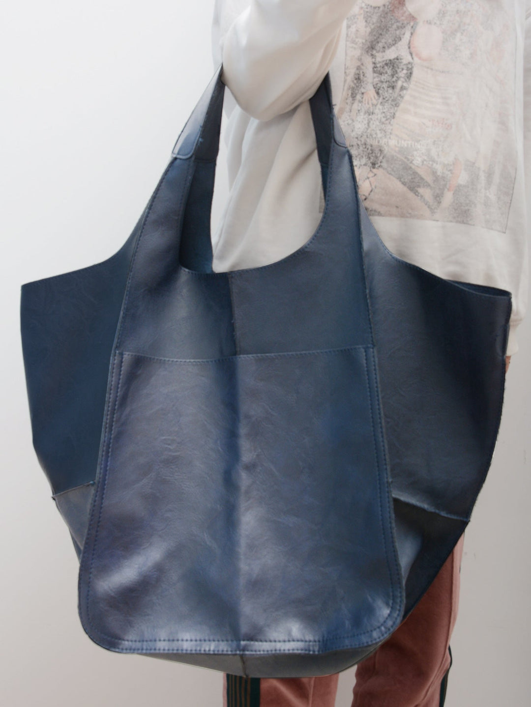 Elegant women's oversized shoulder bag, a fashionable and functional everyday accessory for all your needs.