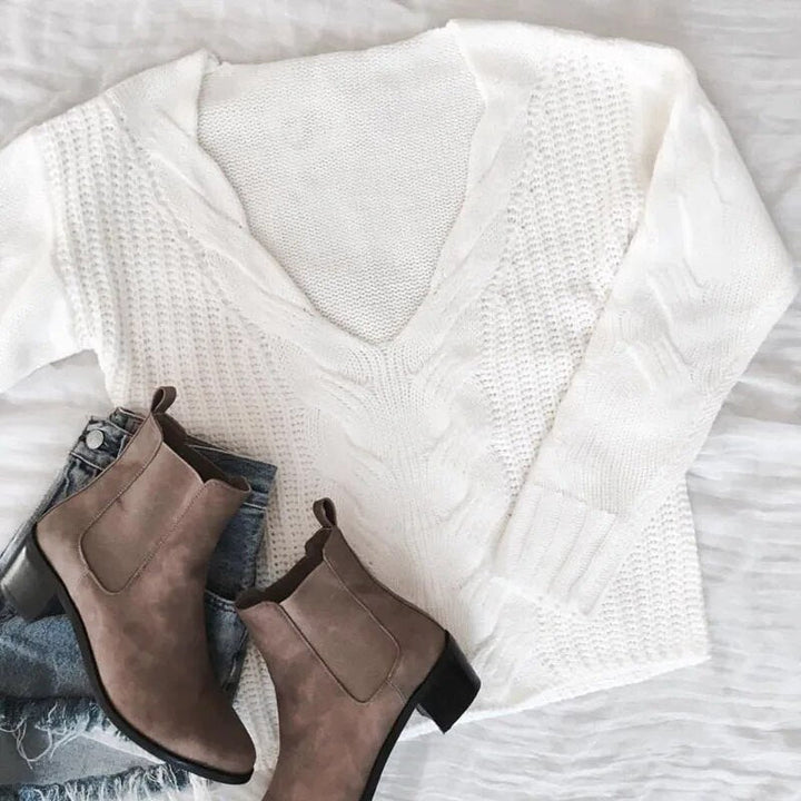 Versatile women's oversized knit sweater, long sleeves, round neck. Great for layering and everyday outfits.