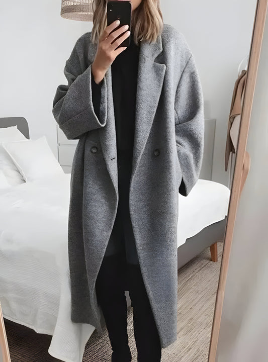 Women's oversized lapel collar winter coat in a warm fabric, perfect for elegant cold weather fashion.