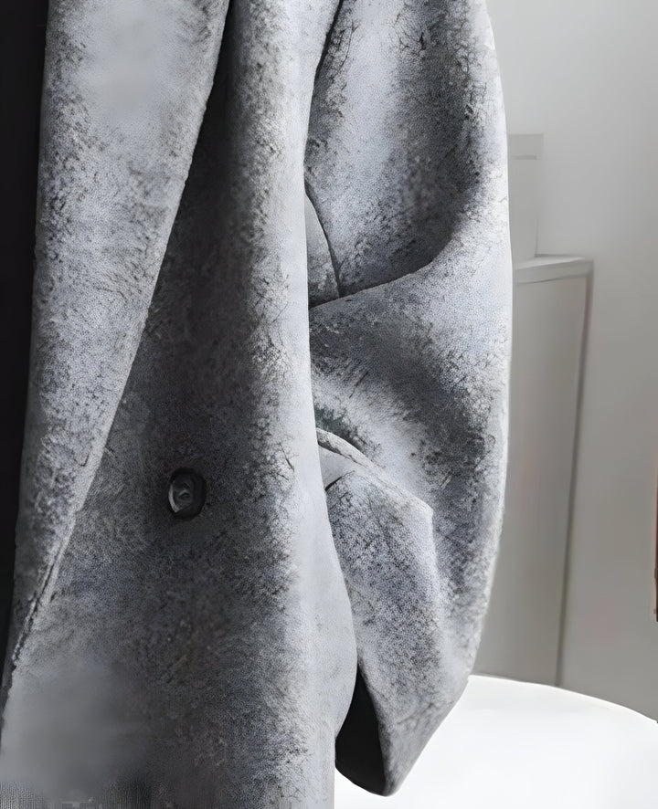 Casual yet chic women's oversized lapel collar coat, a versatile winter outerwear piece for a relaxed, warm look.