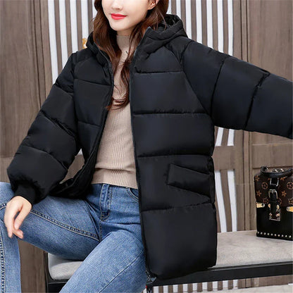 Modern women's padded winter jacket, oversized, with hood, for a stylish and warm cold-weather outfit.