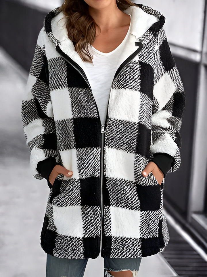 Women's oversized plaid hoodie with long sleeves. Perfect for casual, cozy streetwear.