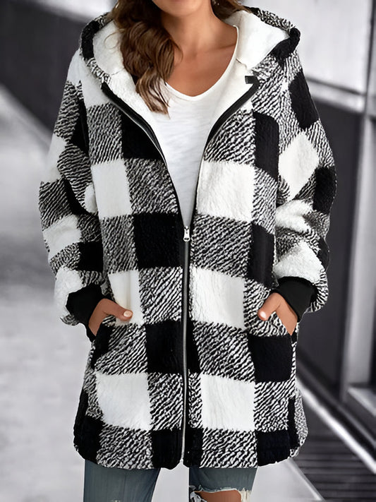 Women's oversized plaid hoodie with long sleeves. Perfect for casual, cozy streetwear.