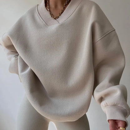 Women's oversized pullover in soft knit, perfect for cozy, relaxed everyday comfort and stylish casual wear.