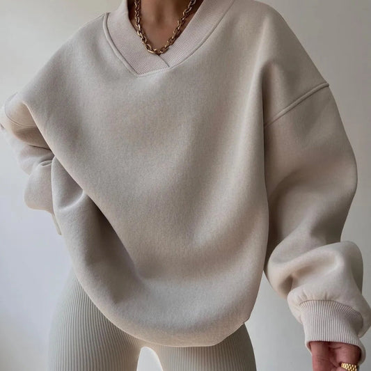 Women's oversized pullover in soft knit, perfect for cozy, relaxed everyday comfort and stylish casual wear.