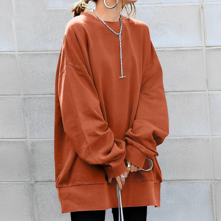 Relaxed fit women's sweatshirt, oversized and cozy, featuring a dropped shoulder for ultimate comfort.