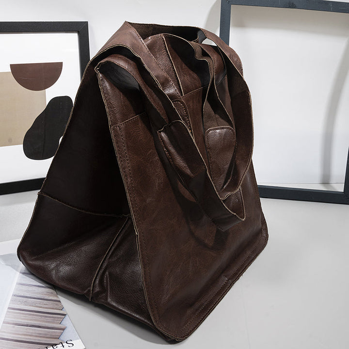 Chic women's oversized travel bag, a fashionable accessory for weekend trips.