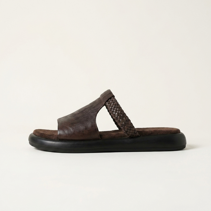 Fashionable women's Palermo open-toe flat slides, designed for comfortable walking and stylish spring outfits.