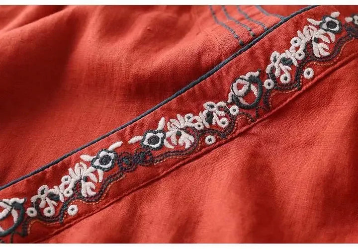 Elegant V-neck women's patterned blouse, relaxed fit, long sleeves. Perfect for chic outfits.